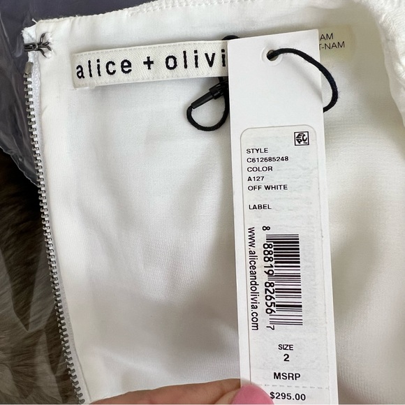 ๐Host Pick๐ Alice + Olivia White Embossed Print Cap Sleeve Skater Dress 4 $295 - Picture 10 of 11